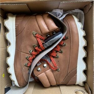 Women’s Sorel Kinetic boots